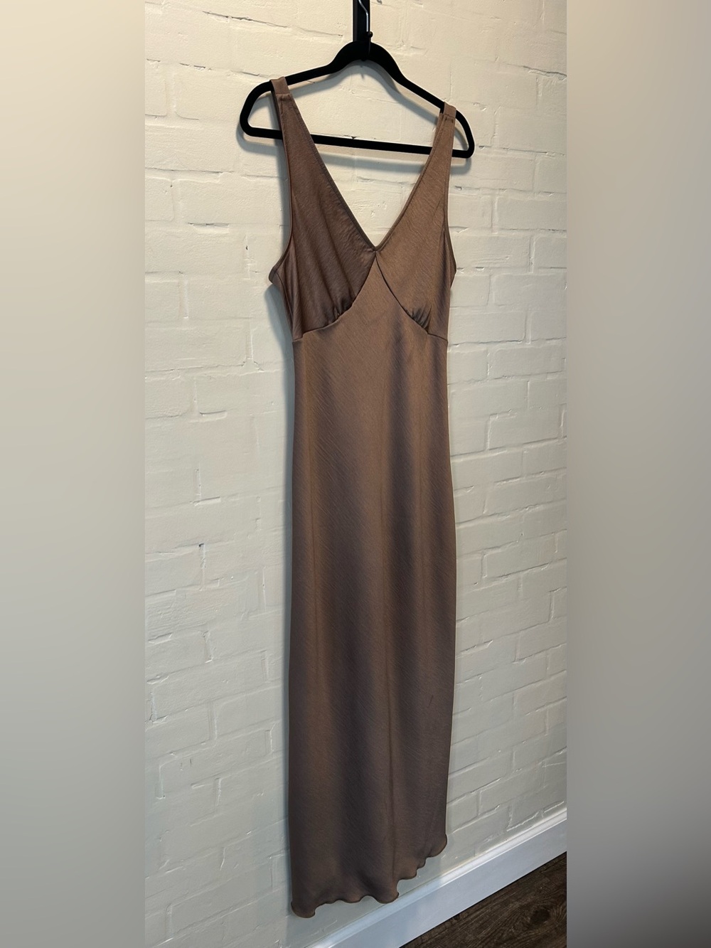 Bebe NWT Mocha Shimmer Satin V-Neck Midi Slip Dress Size M Neutral Glam Y2K - Picture 4 of 7
